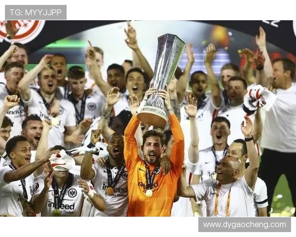 特拉普深情告别法兰克福感恩球迷永远铭记欧联杯夺冠时刻 特拉普深情告别法兰克福感恩球迷永远铭记欧联杯夺冠时刻